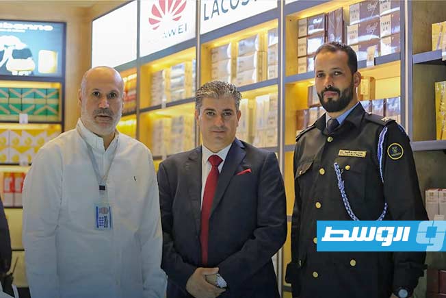 جانب من افتتاح السوق الحرة في صالة الوصول بمطار معيتيقة الدولي بطرابلس، 29 أبريل 2025 (مصلحة الجمارك)