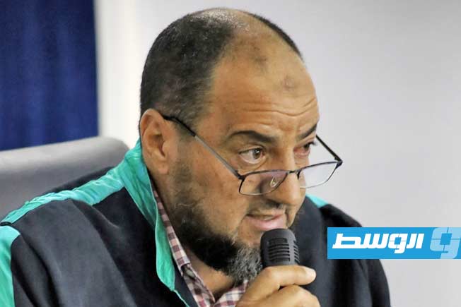 جانب من مناقشة رسالة ماجستير للباحث الشاعر عبداللطيف البشكار كوديخة عن رسالته «جماليات التلقي في شعر محيي محجوب - ديوان تمثال يخون الحجر (أنموذجًا)». (لجنة الدراسات العليا بكلية الآداب جامعة الزاوية)