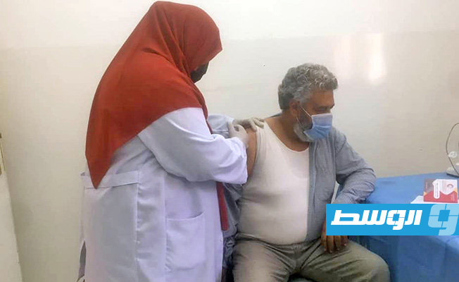 مواطن يتلقى اللقاح المضاد لفيروس كورونا في شحات، 20 مايو 2021. (إدارة الخدمات الصحية ببلدية شحات)