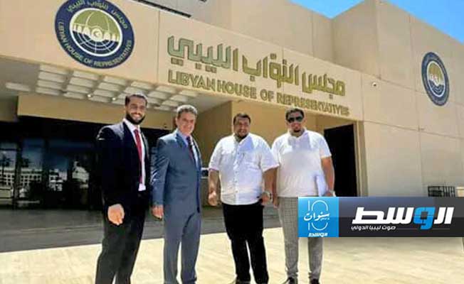 سلامة الغويل أمام مقر مجلس النواب في بنغازي عقب تقديم ملف ترشحه لرئاسة الحكومة، الأحد 11 أغسطس 2024. (صفحة سلامة الغويل على فيسبوك)