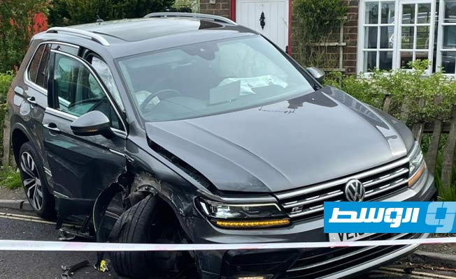 تحطم مقدمة سيارة البرتغالي برونو فيرنانديز من نوع «بورش» قبل مواجهة فريقه «مانشستر يونايتد» ضد «ليفربول» في الدوري الإنجليزي.. (الإنترنت)