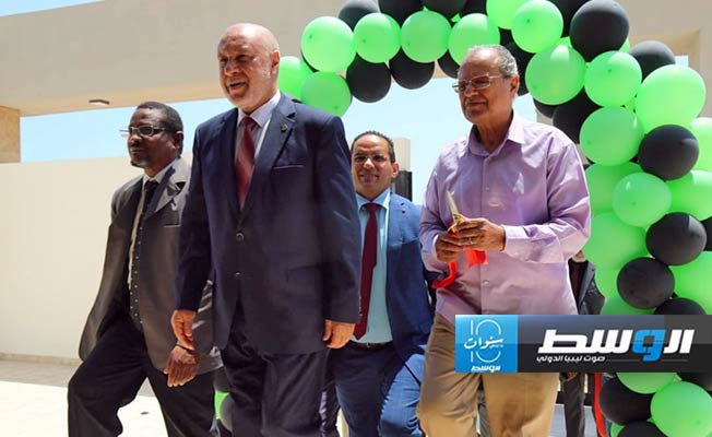 وزير التربية والتعليم جمعة خليفة الجديد يفتتح المدرسة الجديدة بحي الساحل الشرقي في درنة. (الحكومة المكلفة من مجلس النواب)