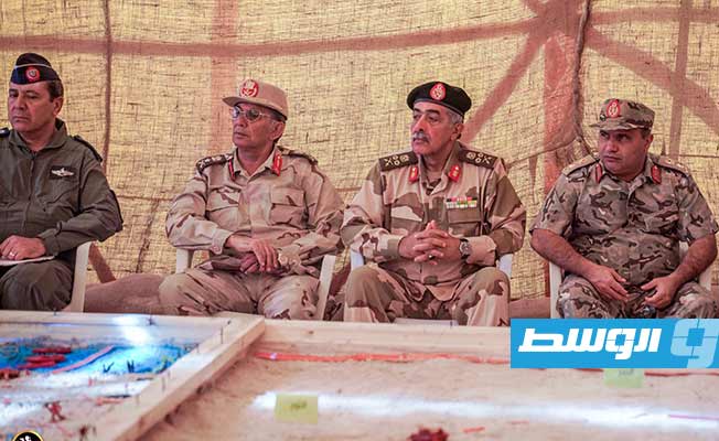 القيادات العسكرية التابعة للقيادة العامة أثناء متابعة شرح فعاليات المناورة رعد 2021. الثلاثاء 19 أكتوبر 2021. (الإعلام الحربي)