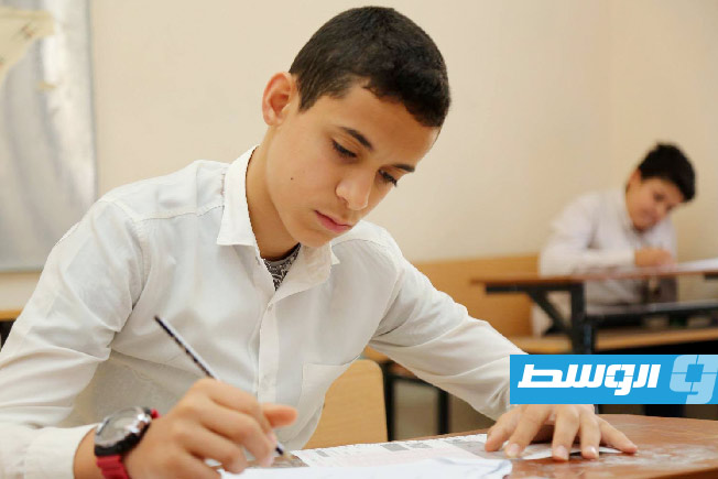 طالب داخل لجنة امتحانات نهاية العام الدراسي لشهادة التعليم الأساسي، 25 مايو 2025 (وزارة التعليم بحكومة الدبيبة)