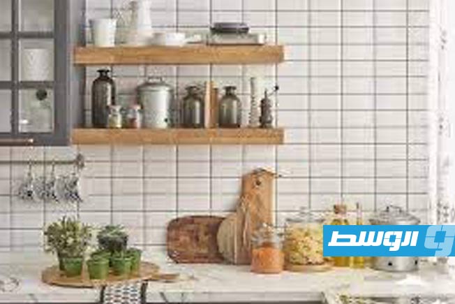 استخدام الأرفف وصناديق التخزين لترتيب أدوات المطبخ. (الإنترنت)