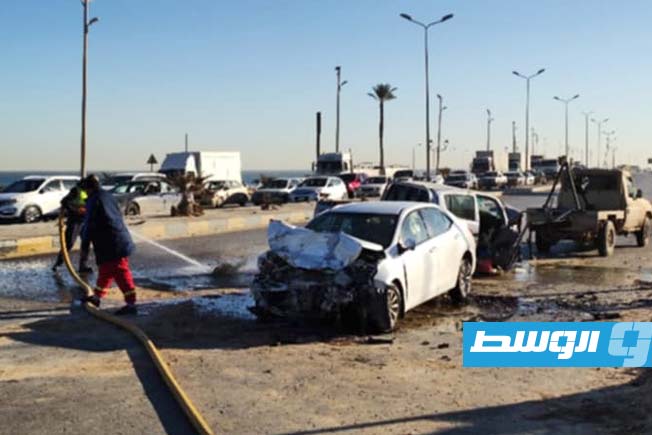 سيارة متضررة جراء حادث سير على طريق الشط بالعاصمة طرابلس، 22 يناير 2025. (أمن طرابلس)