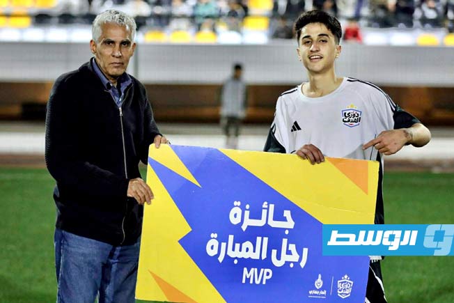 الإعلامي زين العابدين بركان يسلم أحد اللاعبين جائزة رجل المباراة (فيسبوك)