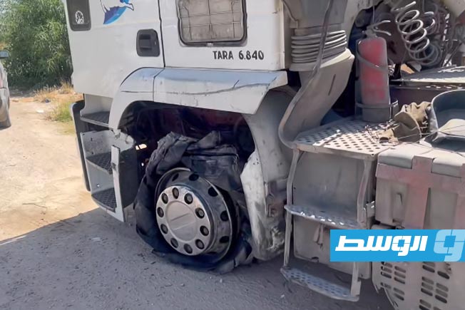 الشاحنة تعرضت لعطل في أحد إطاراتها، 26 يونيو 2025. (مديرية أمن طرابلس)