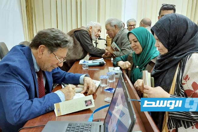 جانب من حفل توقيع المجموعة الشعرية «أشواق طرابلسية». (بوابة الوسط)