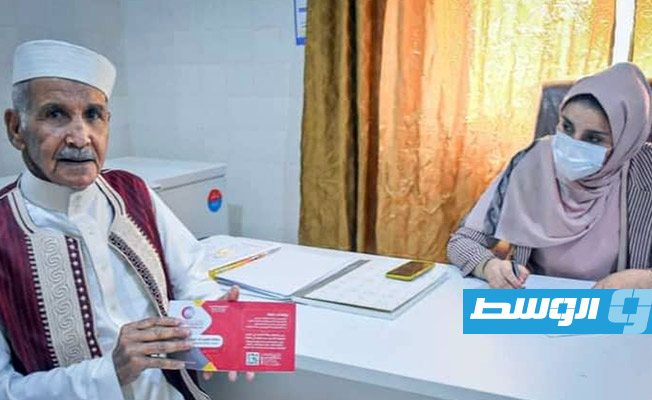 جانب من حملة التطعيم ضد فيروس كورونا في طبرق. (المركز الوطني لمكافحة الأمراض)