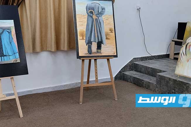 جانب من معرض الفن التشكيلي الأول بالمركز الثقافي أجدابيا. (فيسبوك)