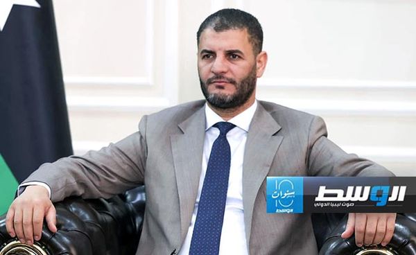 الطرابلسي خلال لقائه مع السفير البريطاني مارتن لونغدن، الأحد 10 نوفمبر 2024. (وزارة الداخلية)