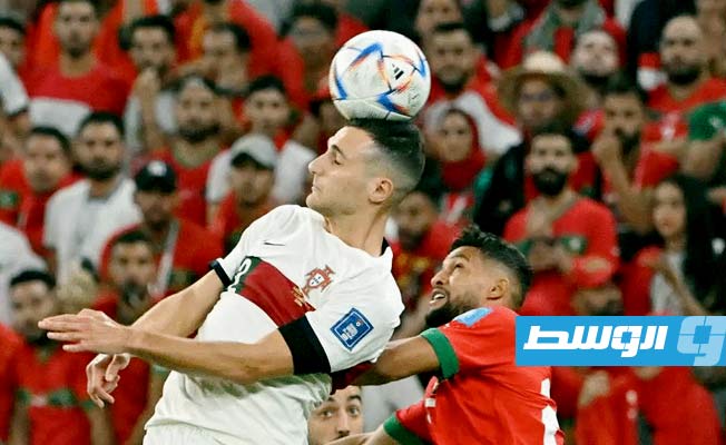 صراع على الكرة في وسط الملعب من مباراة المغرب والبرتغال في ربع نهائي كأس العالم، 10 ديسمبر 2022. (الإنترنت)