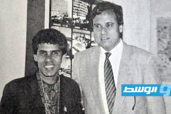مراسل «بوابة الوسط» زين العابدين بركان مع ناجي الجويني. (خاص - الوسط)