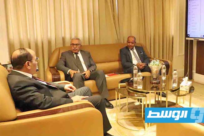 رئيس لجنة الإدارة بشركة الخليج العربي للنفط، محمد بن شتوان، يجتمع مع ممثلي شركة «هاليبرتون» الأميركية، الثلاثاء 16 ديسمبر 2025 (صفحة شركة الخليج العربي على فيسبوك)