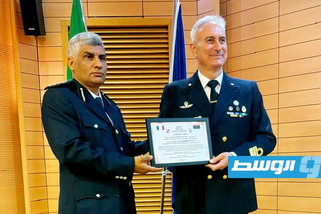 تكريم أحد الضباط المشاركين في الدورة، 22 نوفمبر 2025. (إدارة أمن السواحل)