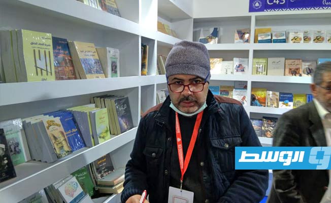 صاحب مكتبة «الكون» الناشر، فتحي بن عيسى. (الوسط).