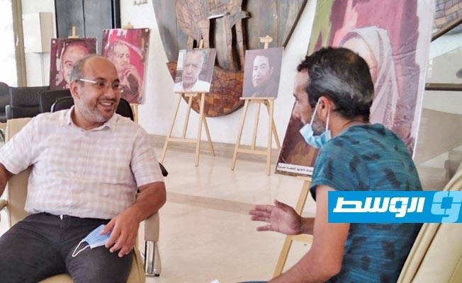 عبد السلام الفقهي (يمين) يحاور الشاعر رامز النويصري (بوابة الوسط)