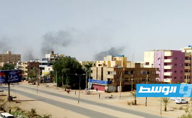 تصاعد الدخان نتيجة الاشتباكات بين الجيش السوداني وقوات الدعم السريع. (الإنترنت)