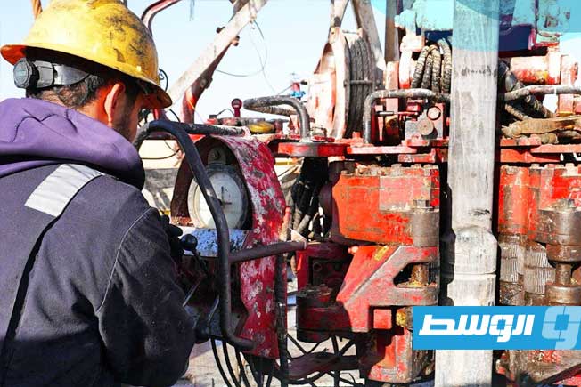 أحد العاملين بشركة الواحة للنفط خلال أحد الحقول التابعة للشركة (أرشيفية: صفحة الشركة على فيسبوك)