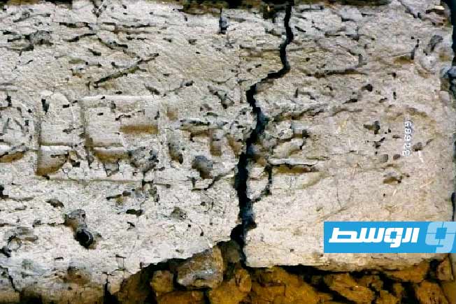 طوب طيني من معبد أحمس في أبيدوس، يُظهر اسم العرش المختوم (نب حت رع) للفرعون أحمس. تشير تواريخ الكربون المشع إلى تسلسل زمني منخفض لبداية الأسرة الثامنة عشر. (المتحف البريطاني)