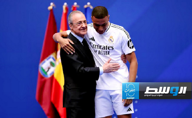النجم الفرنسي كيليان مبابي مع رئيس نادي ريال مدريد بيريز في حفل تقديمه، 16 يوليو 2024. (إنترنت)