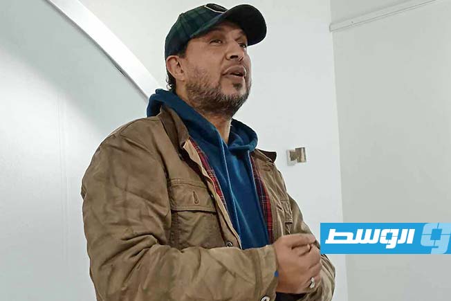 الفنان محمد الخروبي أثناء مداخلته في حفل توقيع كتاب فن الكوميكس «حكايات» في بيت نويجي أمس السبت. (بوابة الوسط)