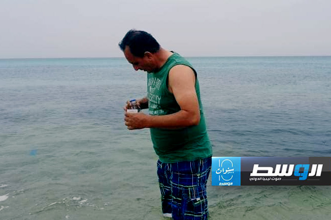 جانب من عملية سحب عينات من مياه البحر، الخميس 9 مايو 2024 (وزارة الحكم المحلي)