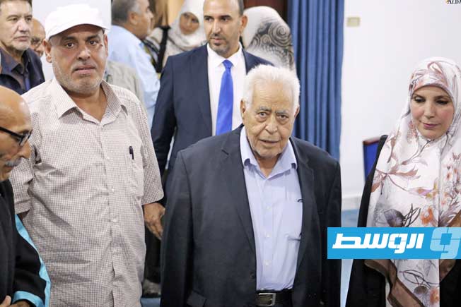 جانب من مناقشة رسالة ماجستير للباحث الشاعر عبداللطيف البشكار كوديخة عن رسالته «جماليات التلقي في شعر محيي محجوب - ديوان تمثال يخون الحجر (أنموذجًا)». (لجنة الدراسات العليا بكلية الآداب جامعة الزاوية)