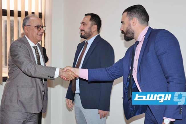 لقاء رئيس لجنة الصداقة البرلمانية الليبية - التركية بمجلس النواب الصالحين عبدالنبي والقنصل العام لتركيا في بنغازي سيركان كيرامانلى، الأربعاء 30 مايو 2025. (مجلس النواب)