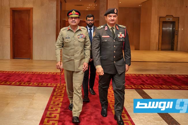 صدام حفتر يعقد اجتماعًا موسعًا مع قائد الجيش الباكستاني في بنغازي