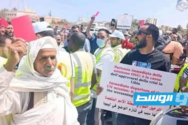خلال تظاهرة لرفض توطين المهاجرين.. إغلاق مقر مفوضية اللاجئين في طرابلس بساتر ترابي
