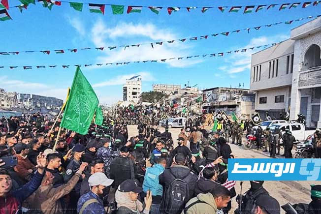 عناصر كتائب القسام ينتشرون في ميدان فلسطين بمدينة غزة، قبل تسليم الأسيرات المجندات الأربع. 25 يناير 2025. (صورة مثبتة من فيديو)