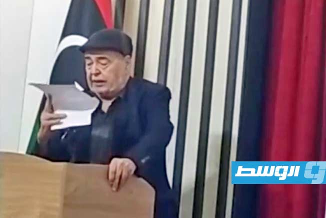 المحامي جمعة عتيقة خلال الأمسية التأبينية بالجمعية الليبية للآداب والفنون للراحلين جمعة الدويب والكاتب والناقد رضا بن موسى. (بوابة الوسط)