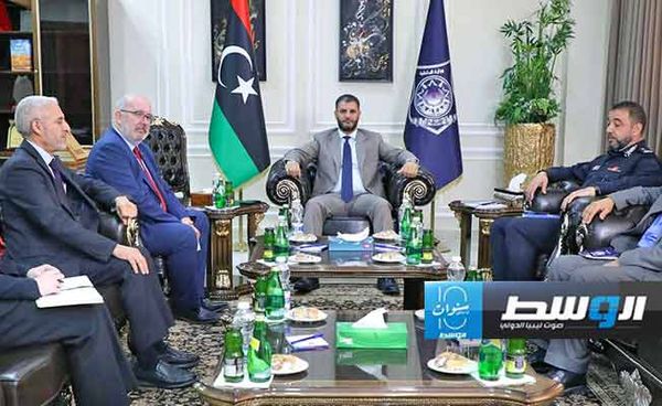 لقاء الطرابلسي مع السفير البريطاني مارتن لونغدن، الأحد 10 نوفمبر 2024. (وزارة الداخلية)