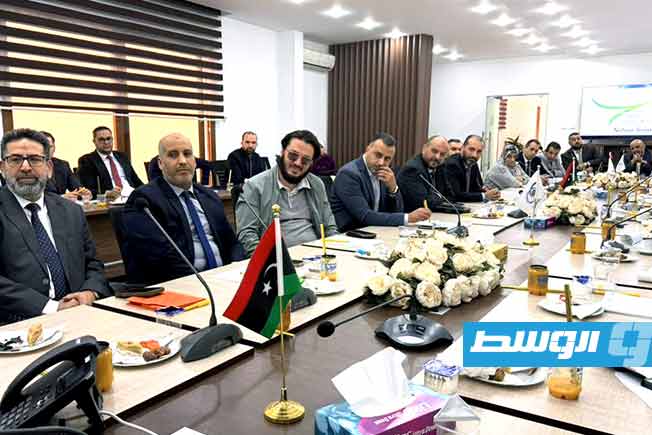 اجتماع الحويج مع مديري شركات التأمين بمقر الهيئة العامة في طرابلس، الثلاثاء 10 فبراير 2026. (وزارة الاقتصاد والتجارة)
