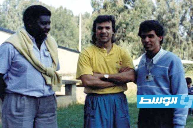 النجم الجزائري رابح ماجر يتوسط الإعلامي زين العابدين بركان ورئيس تحرير مجلة ألعاب أفريقيا لامين باديان (ارشيفية)