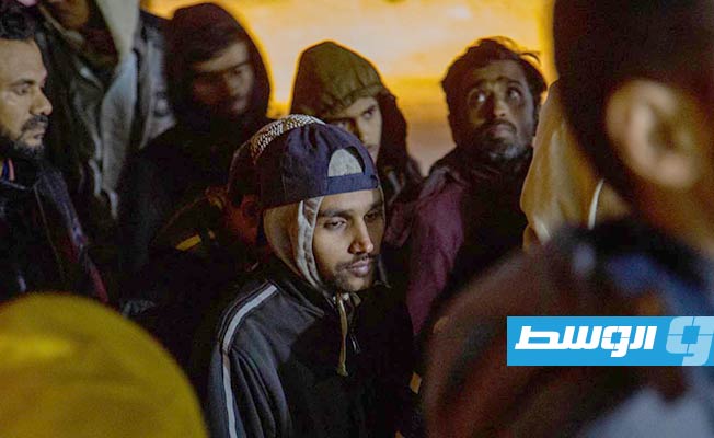 مهاجرون غير شرعيين عقب ضبطهم في أحد المنازل المهجورة جنوب مدينة هراوة. (الكتيبة 128)