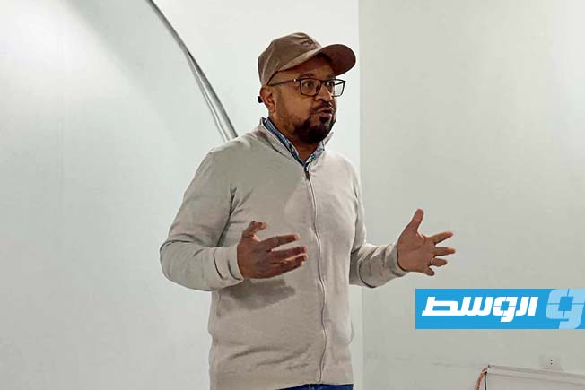 الفنان وائل الرعوبي الكاتب يونس الفنادي أثناء مداخلته في حفل توقيع كتاب فن الكوميكس «حكايات» في بيت نويجي أمس السبت. (بوابة الوسط)