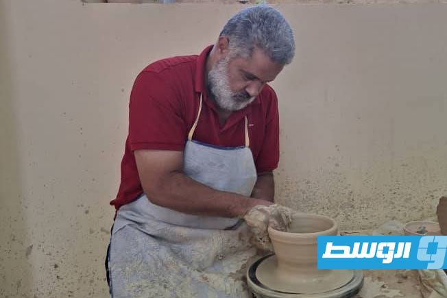 جانب من أنشطة مركز التدريب على الصناعات التقليدية بمنطقة الجبل الغربي في غريان. (فيسبوك)