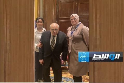 المفكر العربي مصطفى الفقي مابين الفنانة التشكيلةفاتن العسبلي والدكتورة مها المطردي
