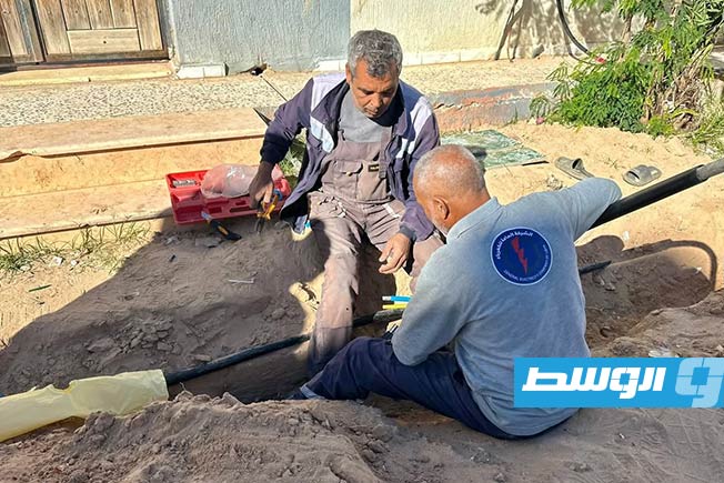 إصلاح كابل معطوب في سرت، 19 نوفمبر 2025. (شركة الكهرباء)