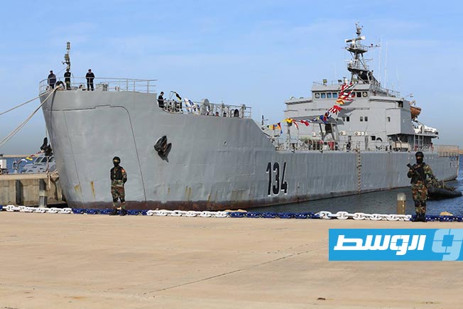 جانب من محاكاة لعملية تفتيش بحرية خلال حفل تخريج دفعتين بالقوات الخاصة البحرية في قاعدة طرابلس، الخميس 13 فبراير 2025 (رئاسة الأركان العامة)