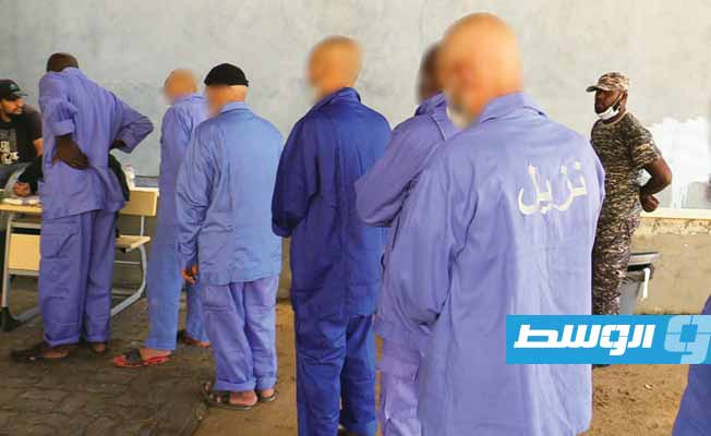 تطعيم نزلاء بسجن طرابلس الرئيسي ضد فيروس كورونا. (وزارة العدل)