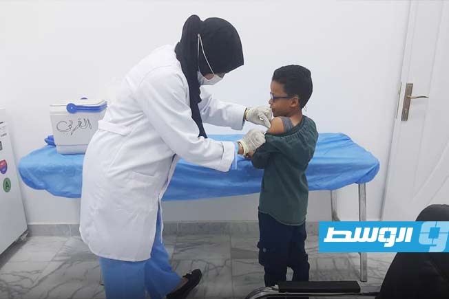 تطعيم طفل ضد مرض الحصبة في الجنوب (المركز الوطني لمكافحة الأمراض)