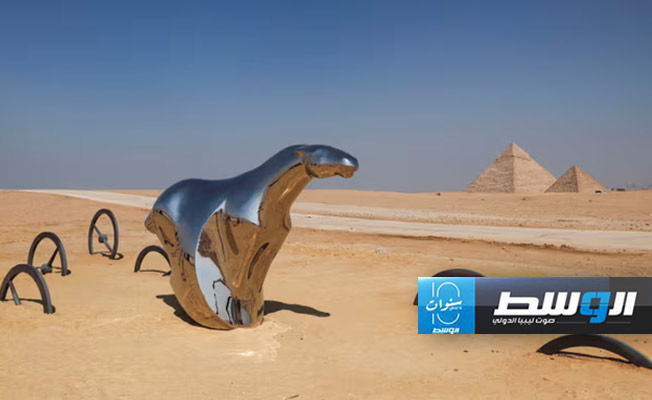 عمل بعنوان «السباق» للفنان المصري خالد زكي تصوير: (عمرو عبد الله - رويترز)