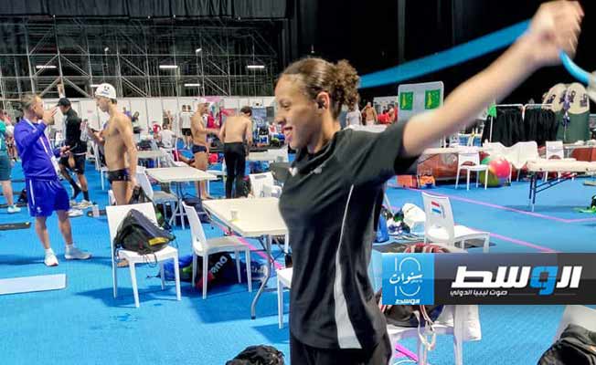 السباحة ملك مختار خلال التدريبات في فرنسا (صفحة اللجنة الأولمبية الليبية على فيسبوك)