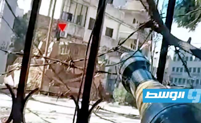 لقطة مثبتة من مقطع فيديو للمقاومة الفلسطينية لحظة استهداف دبابة للاحتلال في غزة (الإنترنت)