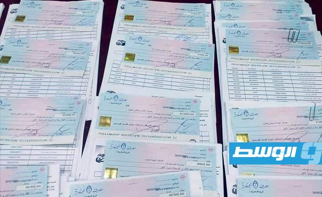 عدد من الصكوك الخاصة بـ«هدية رمضان» للأسر المستهدفة بالمبادرة. (الهيئة العامة لصندوق التضامن الاجتماعي)