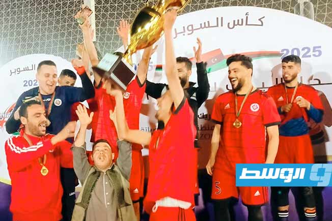 فريق الأحرار بزليتين عقب تسلمه كأس البطولة (تصوير - محمد قجام)